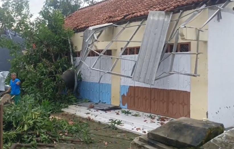 Angin Puting Beliung Terjang Pekalongan, Puluhan Rumah Porak-poranda, Infrastruktur Terhambat